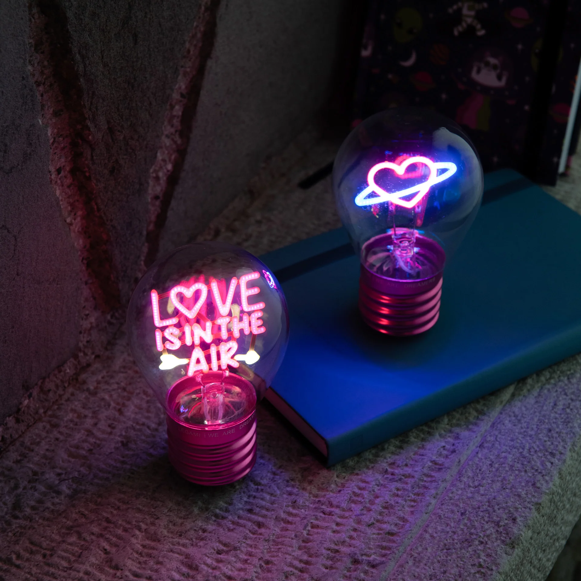 Lâmpada Mesa Neon -Love Is In The Air - Image 7